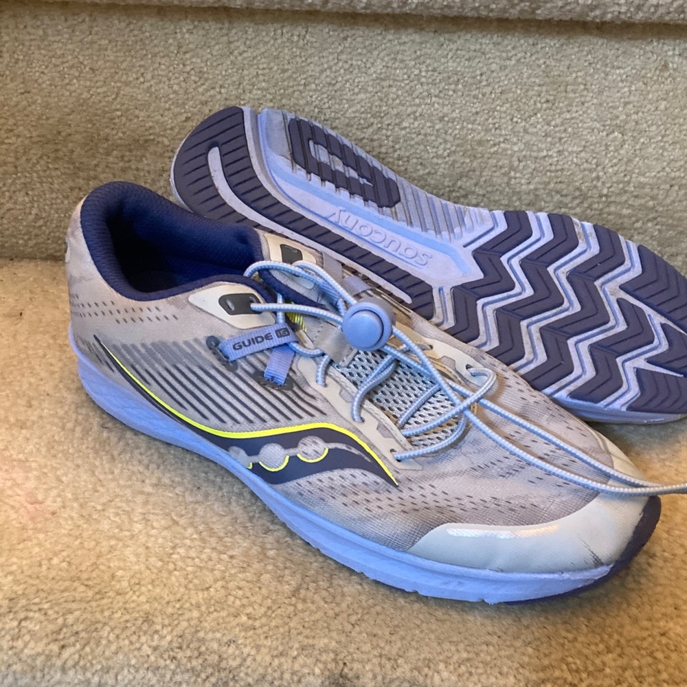 Kid's Saucony Guide 16 sneakers, in the "Fossil/Ether"